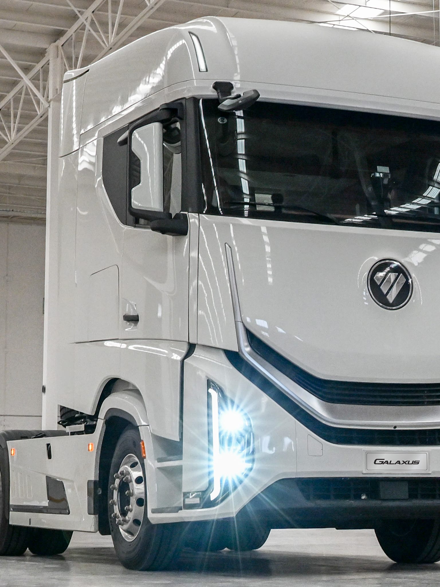 Foton Galaxus blanco mostrando sistema frontal e iluminación