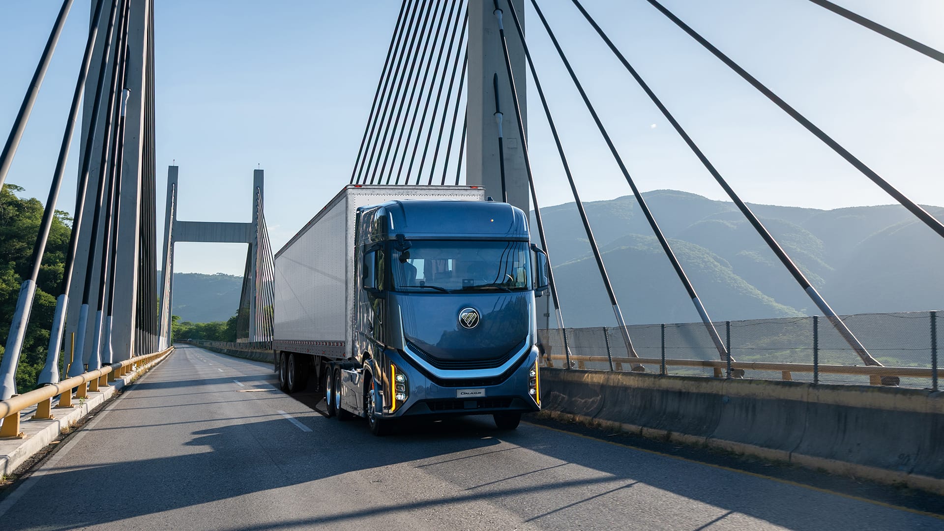 Foton Galaxus circulando sobre un puente