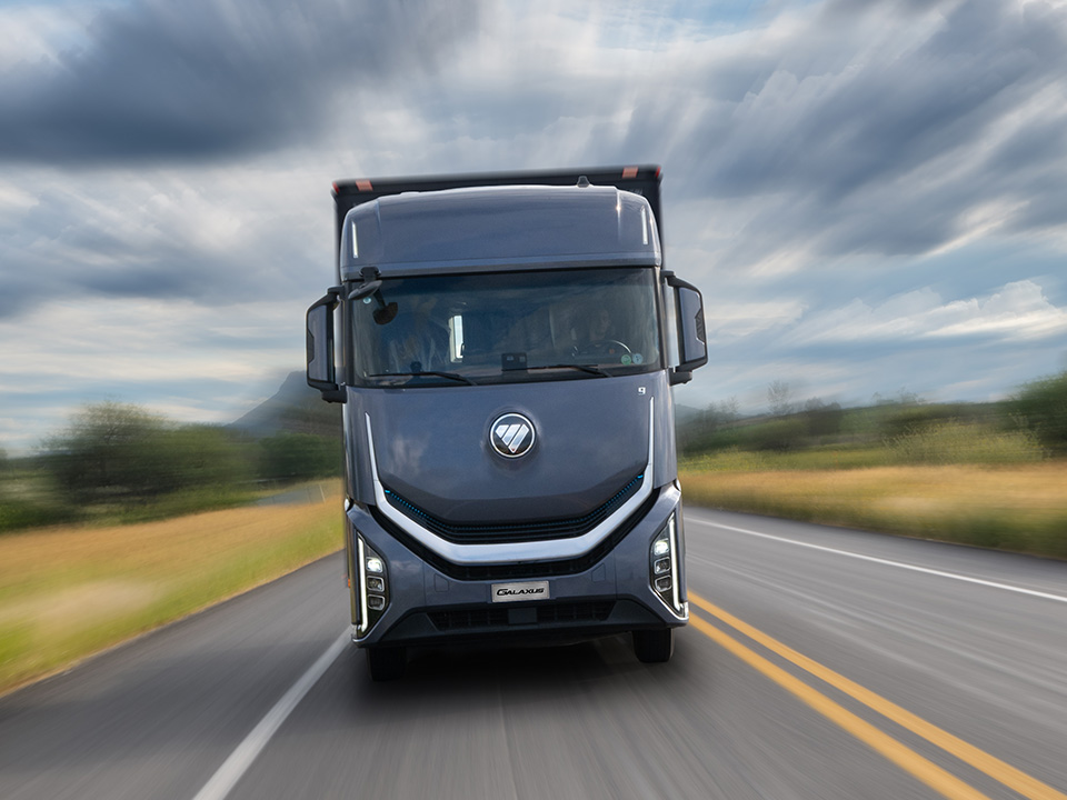Foton Galaxus circulando en carretera